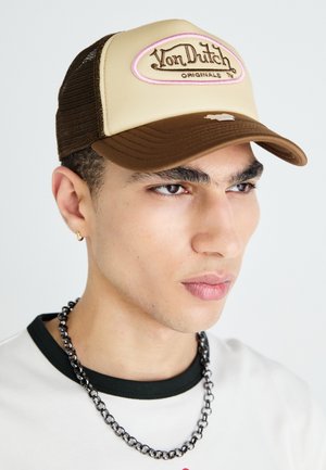 Brązowa i beżowa czapka trucker z haftem "Von Dutch Originals" w kolorze różowym z przodu, z siateczkowym tyłem i zakrzywionym daszkiem.