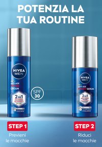 Crema e siero anti-età NIVEA MEN in bottiglie blu con tappi argento. Entrambi presentano SPF 30 e un motivo a esagoni.