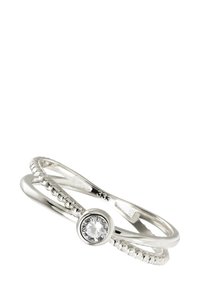 Bague en argent avec une pierre précieuse centrale claire, présentant des anneaux entrelacés avec des accents perlés et une texture lisse.