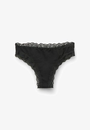Tanga de algodón negro con detalles de encaje en la cinturilla y las aberturas de las piernas, con bordes scalloped y una textura suave.