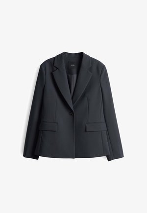 Blazer blu scuro realizzato in tessuto morbido con colletto a revers, chiusura a singolo bottone e due tasche frontali. Vestibilità su misura, design minimalista.