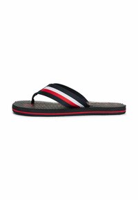 Flip-flop med sort gummisål, tekstureret fodseng og marineblå stropper med røde og hvide striber. Designet inkluderer en thong-stil.