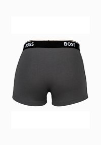 Boxeri gri cu un tiv negru pe care este afișat vizibil logo-ul "BOSS". Materialul pare moale și ajustat.