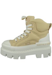 Beżowe trampki typu high-top z grubą białą podeszwą, białymi sznurowadłami, wyściełanym kołnierzem wokół kostki oraz brandingiem "Buffalo" na podeszwie i boku.