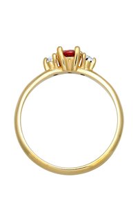 Guldring med en central rød ædelsten flankeret af to mindre klare sten, med et kløftype indlæg og glat band.