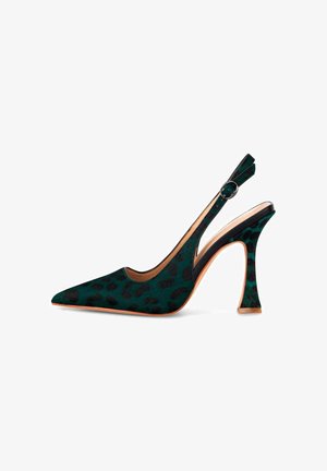 Pompe à talon slingback en imprimé léopard vert avec un bout pointu, un tissu texturé et un talon en bloc incurvé. Accent de boucle en argent sur la bride.
