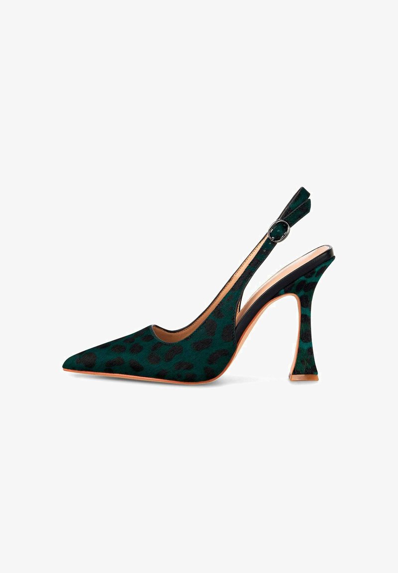 Décolleté slingback con stampa leopardata verde, punta affilata, tessuto strutturato e tacco a blocco curvo. Accentatura con fibbia argentata sulla cintura.