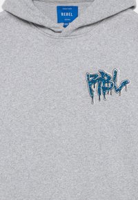 Szara bluza z kapturem, ozdobiona niebieskim graficznym logo "RBL" z ciekłymi akcentami. Wykonana z miękkiego materiału, o standardowym kroju i kieszeni kangurzej.