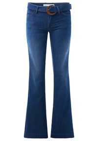 Bootcut jeans i mörkblå denim, med hög midja, en rund brun bältesknäppning och en lätt blekt textur vid låren.