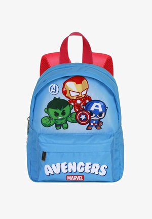 Mochila azul con detalles rojos que presenta personajes de dibujos animados de los Vengadores: Hulk, Iron Man y Capitán América. Texto grande "AVENGERS" en blanco.
