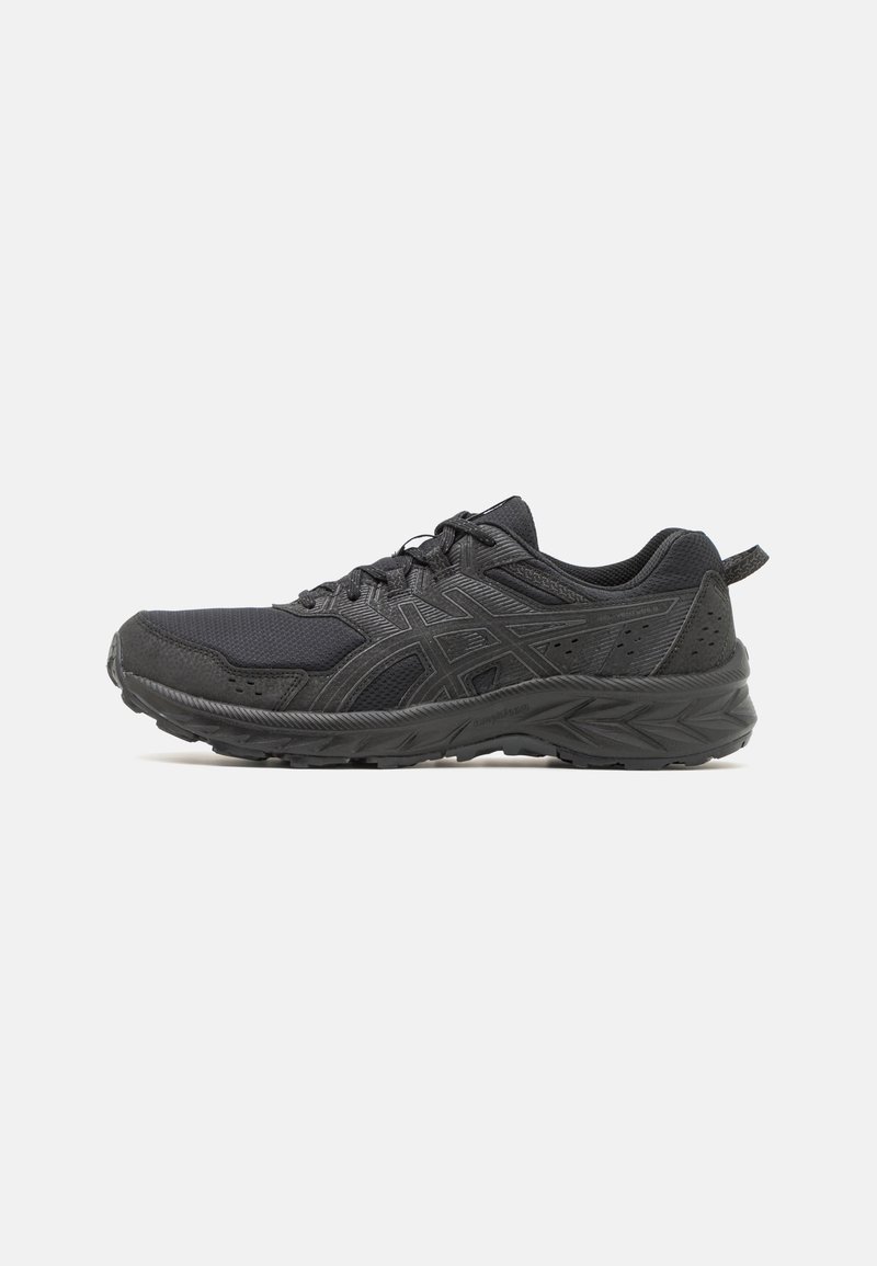 Zwarte sportieve schoenen met een bovenwerk van mesh, getextureerde accenten, vetersluiting en een gevoerde zool. Voorzien van branding aan de zijkant en achterkant.