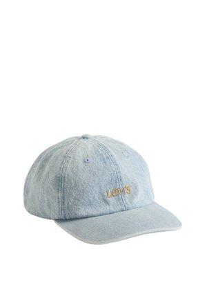Gorra de béisbol de denim azul claro con visera curva y pequeño logo naranja de Levi's en el panel frontal, sobre un fondo blanco.
