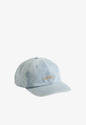 Gorra de béisbol de denim azul claro con visera curva y pequeño logo naranja de Levi's en el panel frontal, sobre un fondo blanco.