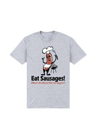 Camiseta gris con un chef de salchichas de dibujos animados sosteniendo una espátula y una parrilla. El texto dice "¡Come salchichas! ¿Qué es lo peor que puede pasar?"