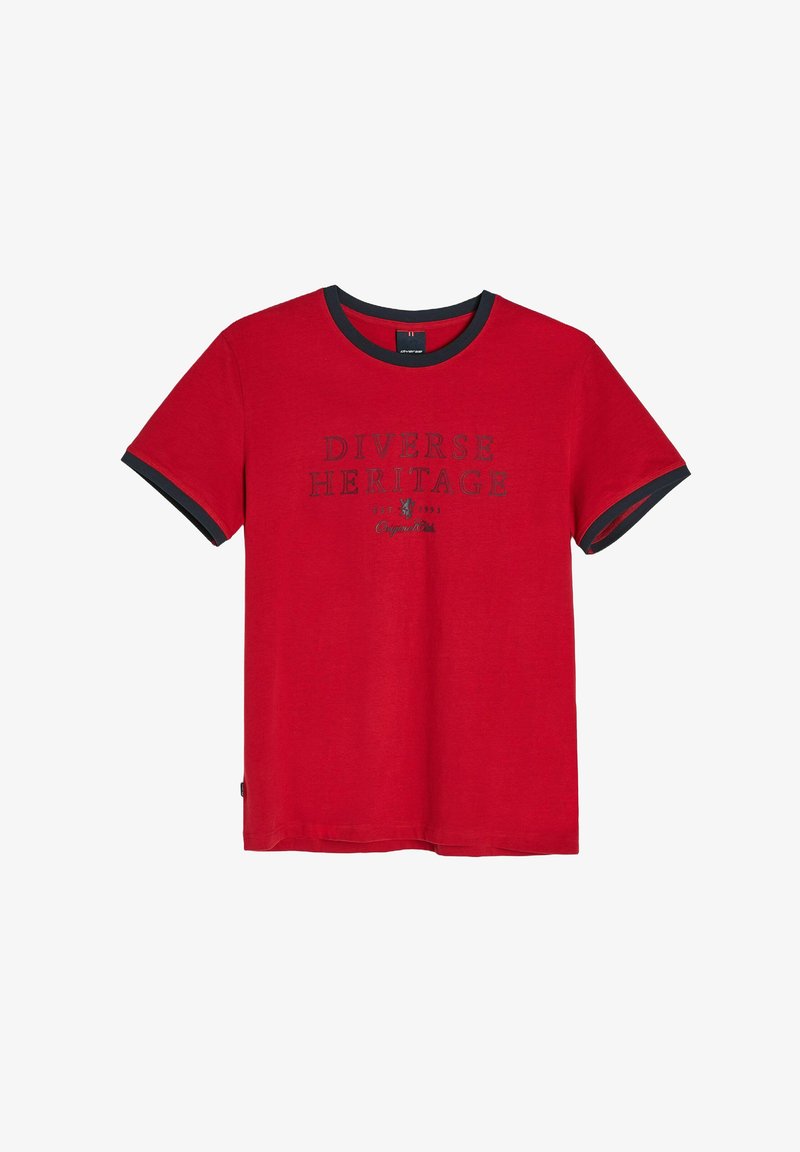 Czerwona bawełniana koszulka z granatowym ściągaczem na dekolcie i rękawach. Przód z nadrukiem tekstu "Różnorodne Dziedzictwo" w ciemnym kolorze.