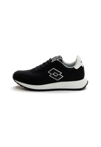 Scarpa sportiva nera con texture in rete e suede, dotata di suola in gomma bianca, lacci neri e dettaglio bianco sul tallone. Logo visibile sul lato.
