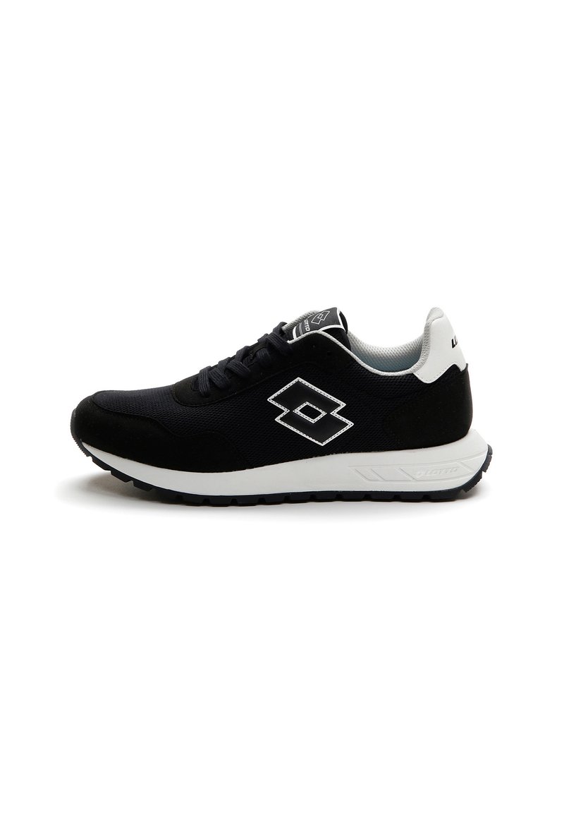 Scarpa sportiva nera con texture in rete e suede, dotata di suola in gomma bianca, lacci neri e dettaglio bianco sul tallone. Logo visibile sul lato.