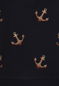 Maglione blu navy in tessuto texturizzato, con piccoli disegni di ancore metalliche in bronzo e oro, distribuiti uniformemente sulla parte anteriore.