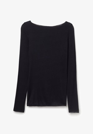 Černá košile s dlouhým rukávem, širokým lodičkovým výstřihem, přiléhavým střihem a lehkou látkou, zobrazena na bílém pozadí.