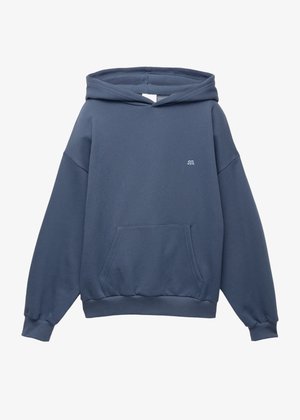Bluza z kapturem w ciemnoniebieskim kolorze, wykonana z miękkiego materiału. Posiada kieszeń z przodu, ściągacze przy mankietach oraz małe logo na piersi.