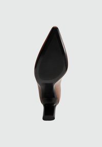 Chaussure à talon haut marron avec bout pointu, design élégant et semelle extérieure en caoutchouc noir texturée avec des rainures linéaires pour l'adhérence.