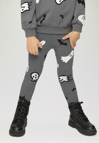 s.Oliver MIT HALLOWEEN - Legging - grau