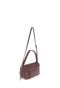 Borsa a mano in pelle marrone con una texture liscia, un manico corto in alto e una tracolla lunga e regolabile. Dispone di una tasca con zip frontale e hardware minimale.