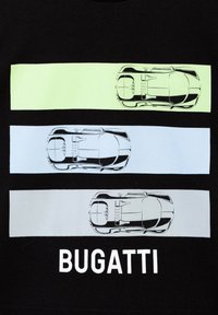 T-shirt nera con tre barre orizzontali colorate: verde menta, azzurro chiaro e grigio pallido, ciascuna con una grafica di una macchina Bugatti argentata e il testo "BUGATTI" in bianco.