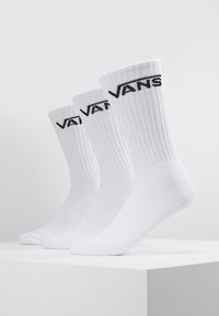 Tres pares de calcetines de algodón blanco con puños acanalados y el logo negro de "VANS" impreso en la parte superior. Textura suave, longitud estándar de caña.