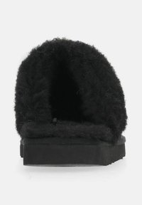 Sort glidesandal med en blød, fuzzy indvendig, flad gummisål og åben bagside. Struktureret overflade og minimalistisk stil.