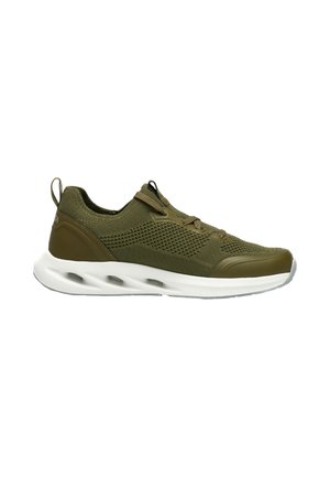 Olivgrüner Mesh-Sportschuh mit weißer, dicker, belüfteter Sohle, Fersenschlaufe und Schnürung vorne.
