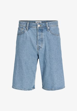 Dreng med kort krøllet hår iført en mørkeblå kortærmet, stribet skjorte over en hvid t-shirt, lyseblå shorts, hvide sokker og beige sko.