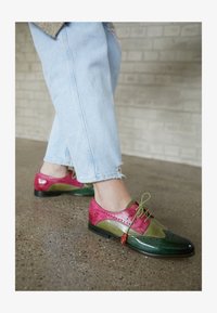 Melvin & Hamilton Femme Selina 41 - Oxford En Cuir Fait Main, Talon Plat Et Bout Pointu