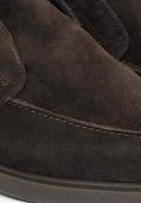 Hnědé semišové slip-on boty s hladkým povrchem, kontrastním šitím a zaoblenou špičkou, vybavené flexibilní gumovou podrážkou.