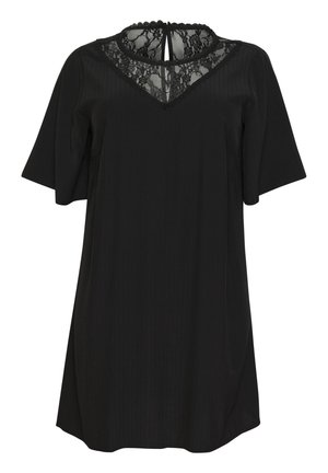Robe noire à manches courtes, avec un insert en dentelle en forme de V et des bords festonnés au niveau du col, texture lisse et longueur au genou.
