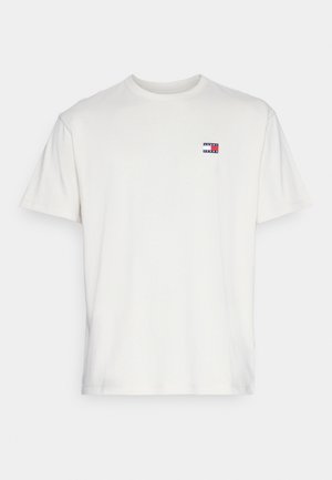 Weißes Baumwoll-T-Shirt mit kurzen Ärmeln und einem kleinen, mehrfarbigen Logopatch auf der linken Brust. Klassischer Rundhalsausschnitt.