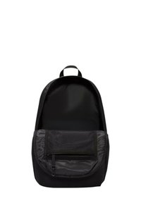 Mochila negra hecha de nylon duradero. Tiene una forma redondeada, un bolsillo con cremallera con un panel de malla y una asa superior para llevar.