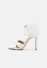 Unselected, white