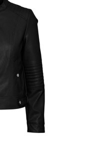 Giacca da moto in pelle nera con dettagli rigati sulle maniche, pulsanti a scatto frontali e un design strutturato. Adatta per un look casual.