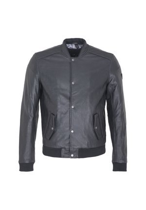 Chaqueta de cuero negra con textura perforada, puños acanalados y dobladillo. Presenta botones a presión y bolsillos laterales, combinando forma y función.