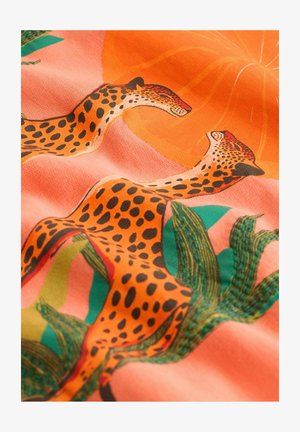 Tissu présentant des nuances d'orange et de rose avec des motifs léopard et des accents de feuillage vert. Texture lisse avec des éléments de design superposés.