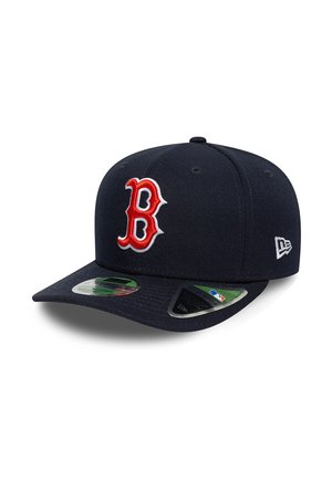 Marineblaue Baseballkappe mit rotem und weißem „B“-Logo vorne und weißem New Era-Logo an der Seite, mit Aufkleber-Etiketten am Schirm.