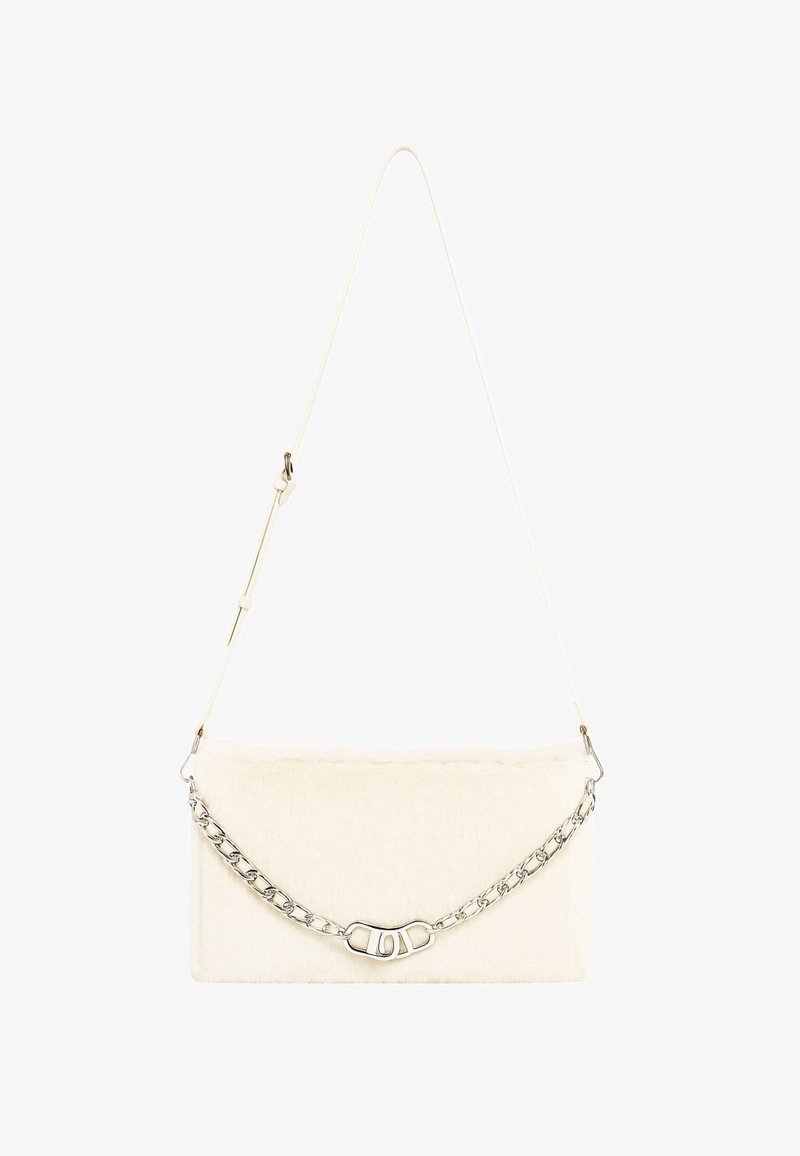 Borsa a tracolla in pelliccia sintetica bianca con forma rettangolare, tracolla a catena argento e dettaglio con chiusura. Texture liscia e design minimalista.