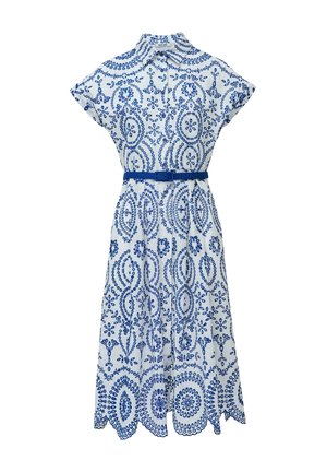 Vestido azul y blanco con un patrón de flores y paisley, cuello, mangas cortas y un cinturón a juego. Detalle de dobladillo en forma de concha.