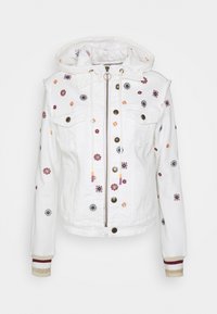 Chaqueta de mezclilla blanca con bordados florales multicolores, cremallera frontal y botones, bolsillos en el pecho con botón, capucha incorporada y puños acanalados a rayas.