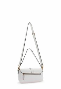 Bolso cruzado de cuero blanco con un bolsillo frontal con cremallera, correa ajustable y herrajes en tono dorado. Presenta un diseño rectangular elegante.