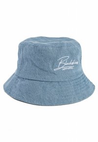Világoskék farmerívű kalap széles karimával. Az oldalon hímzett "Blackskies APPAREL" logó fehér színben. Puha tapintású.