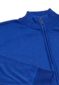 Blauer Reißverschluss-Pullover mit hohem Kragen, gerippten Bündchen und glatter Textur. Verfügt über einen Metall-Reißverschluss und ein einfaches, einfarbiges Design.