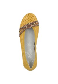 Gul läderballetplatt med perforerat mönster, flätad flerfärgad accent över tån, texturerad innersula och rund tåform.