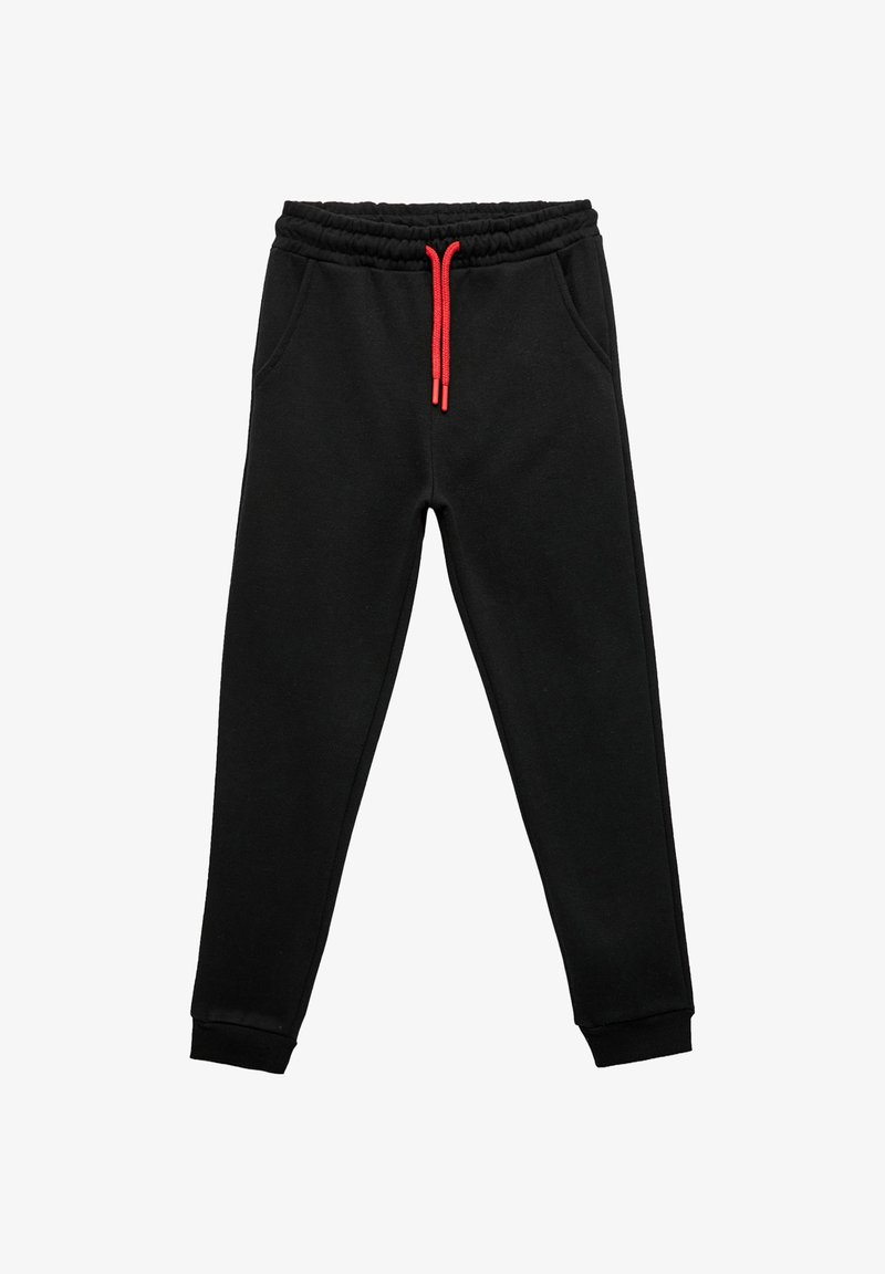 Svarta sweatpants gjorda av mjuk tyg med dragsko i midjan i rött. Har sidofickor och ribbade fållar vid anklarna.
